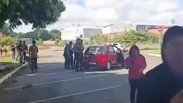 Vídeo: Mulher atropela candidatos durante prova prática para CNH