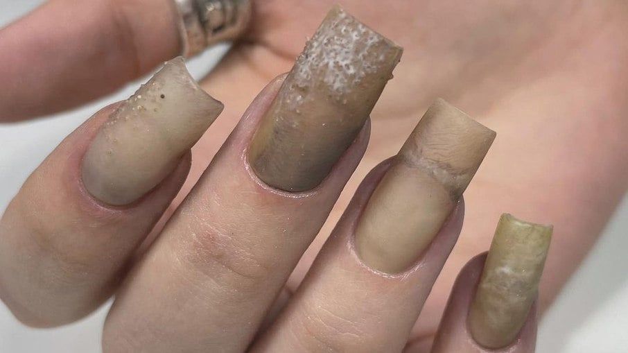 Neste estilo de nail art, as unhas parecem propositalmente podres