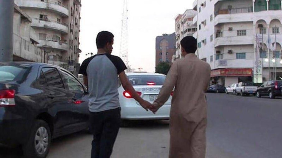 Homens dão as mãos em sinal de respeito na Arábia Saudita