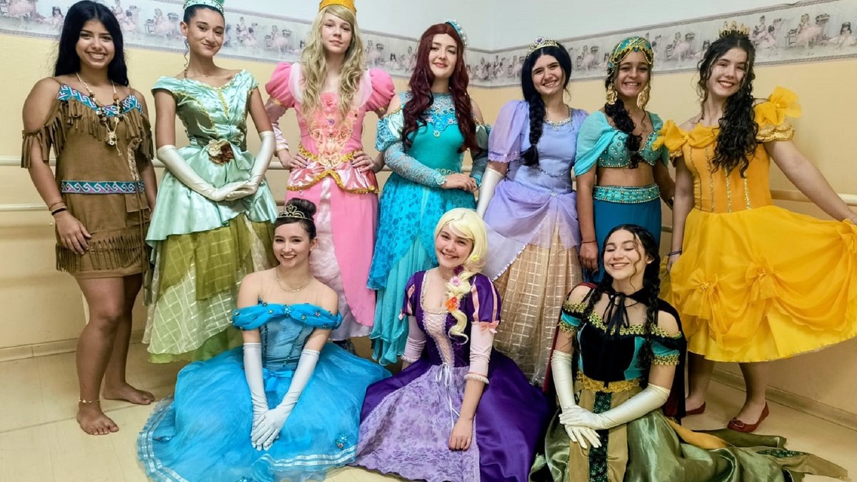 Atrizes Locais farão distribuição de doces para crianças de Vinhedo Atrizes Locais farão distribuição de doces para crianças de Vinhedo