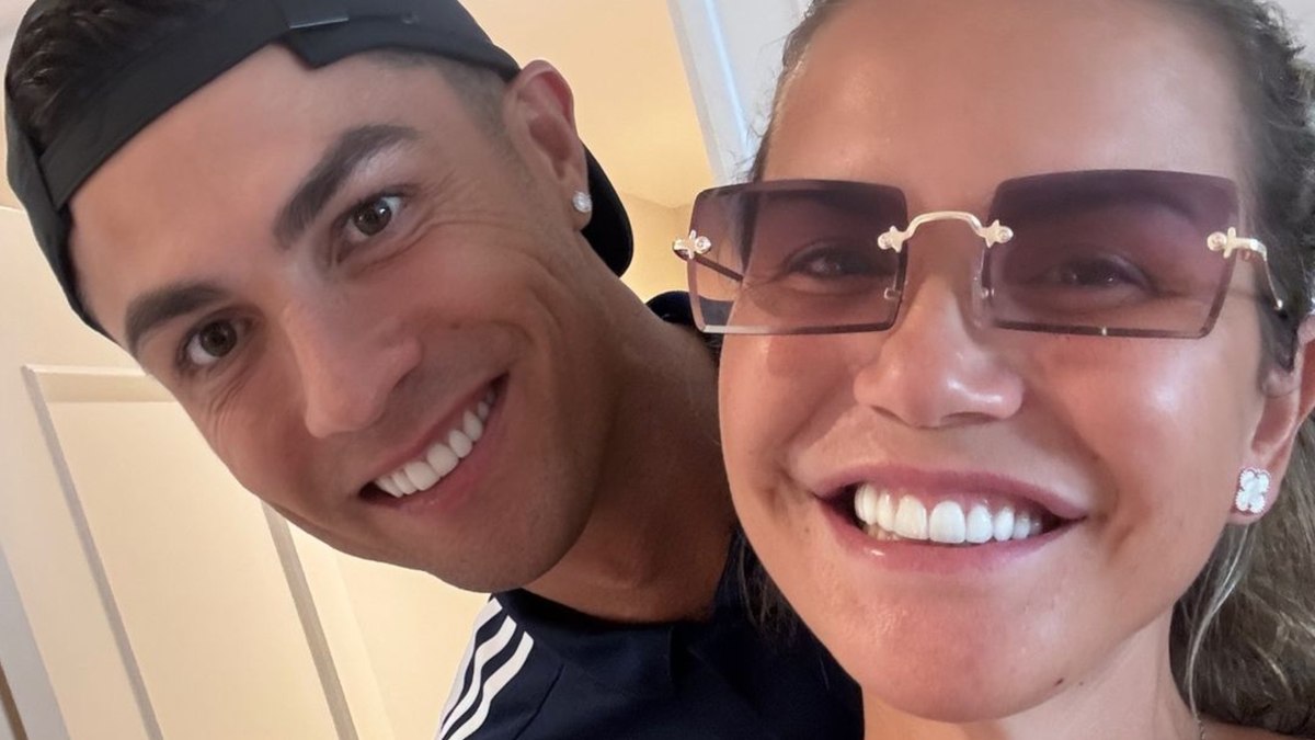 Irmã de Cristiano Ronaldo publica foto rara do jogador com a família