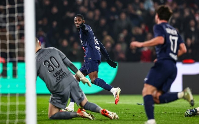 Ousmane Dembélé (C) comemora após marcar na vitória do PSG sobre o Lille por 4 a 1 neste sábado, pelo Campeonato Francês