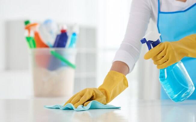 Manter a casa limpa e desinfetada com produtos adequados é a forma mais eficaz de deixar o ambiente seguro