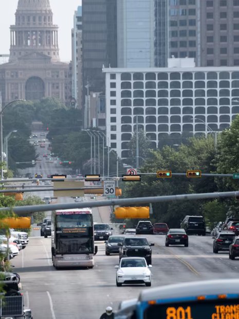 Um robotáxi da Tesla circula pela South Congress Avenue em Austin
