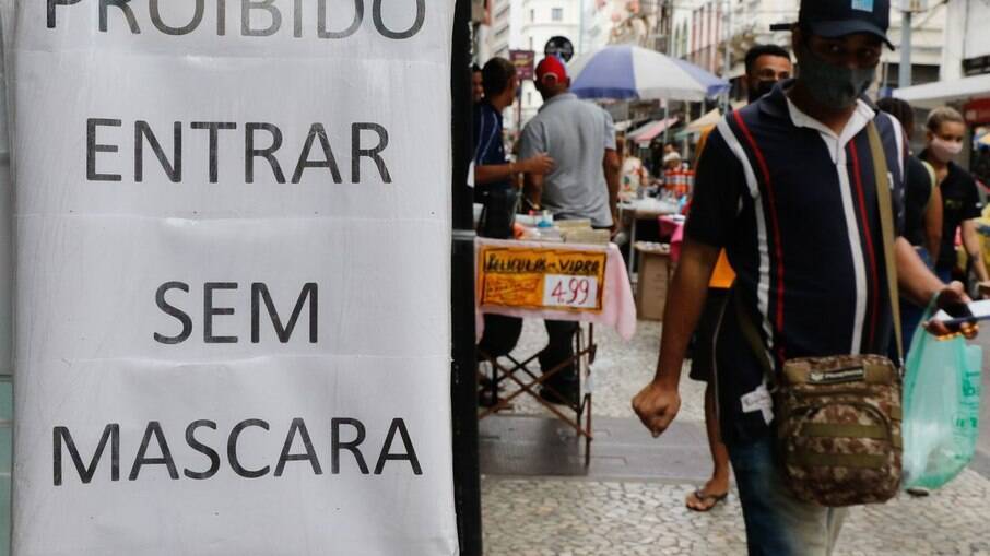 Cidadãos usando máscaras nas ruas do Rio de Janeiro