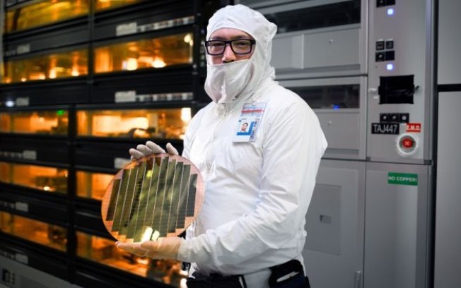 Intel terá chips de 1 nm em 2027 e fábricas com robôs ajudantes