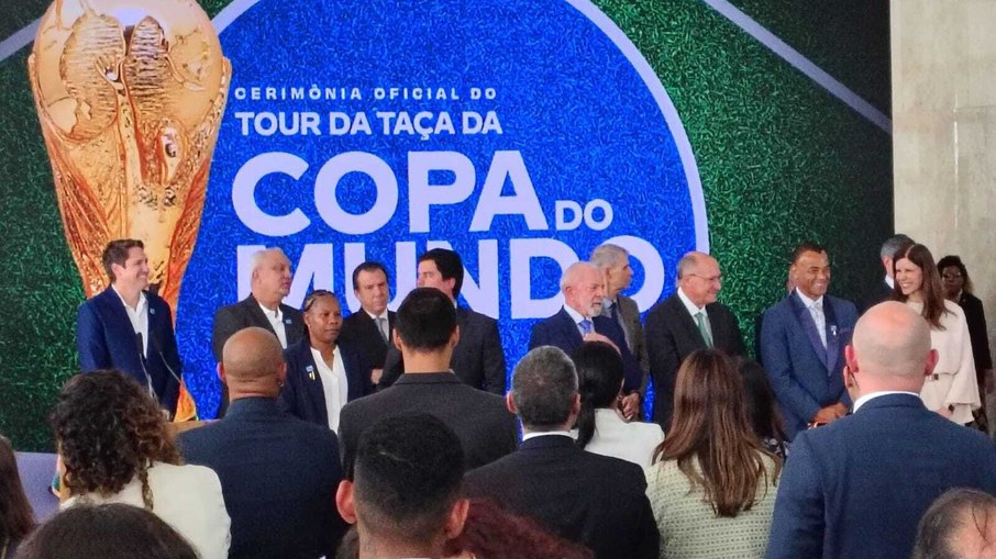 Autoridades políticas e ex-jogadores estavam presentes no evento
