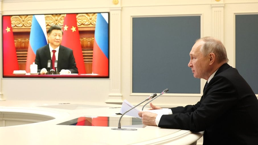 Vladimir Putin em reunião remota com o Presidente da China, Xi Jinping