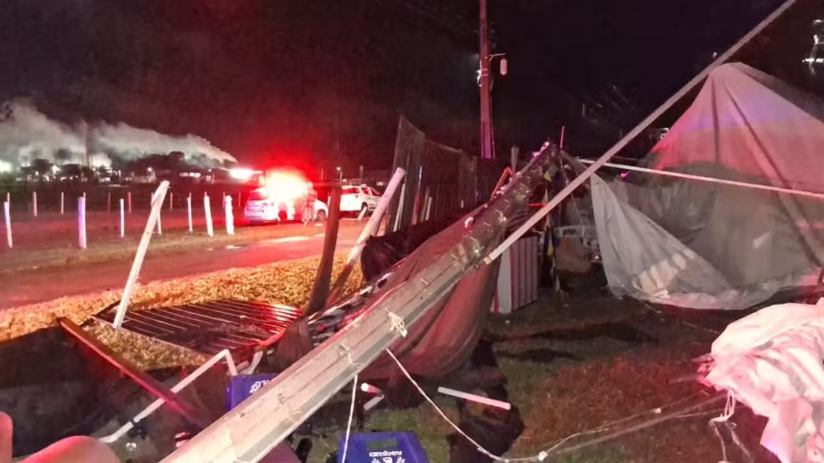 Temporal com ventos de 95 km/h derruba estrutura de festa universitária em Regente Feijó Temporal com ventos de 95 km/h derruba estrutura de festa universitária em Regente Feijó