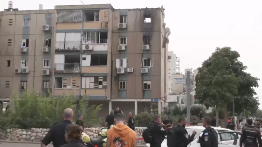 Ataque aéreo atinge prédio em Tel Aviv nesta sexta-feira (27)