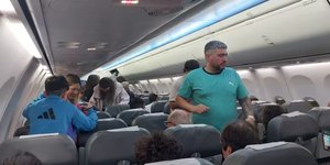 VÍDEO: avião desvia rota e atrasa pouso após forte turbulência