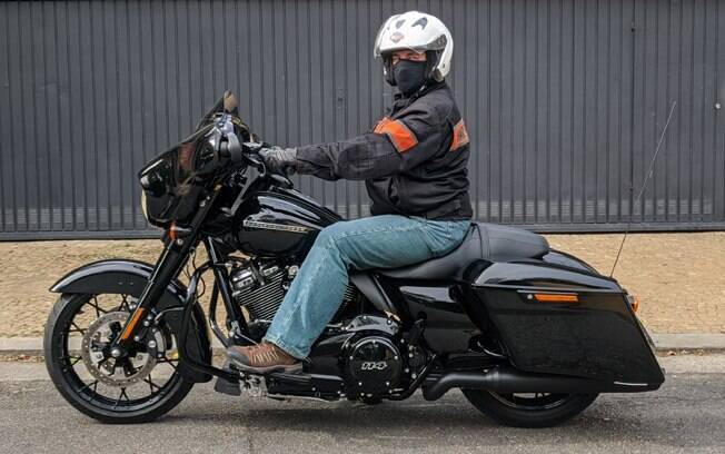A Harley-Davidson Street Glide Special tem acabamento escurecido