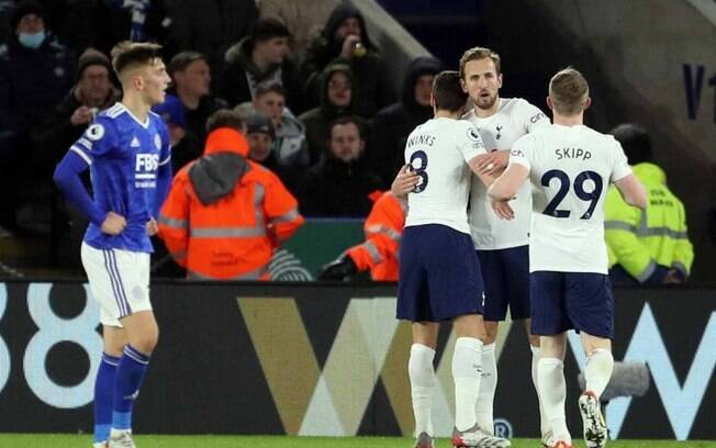 Tottenham marca duas vezes nos acréscimos e vence o Leicester em virada incrível na Premier League
