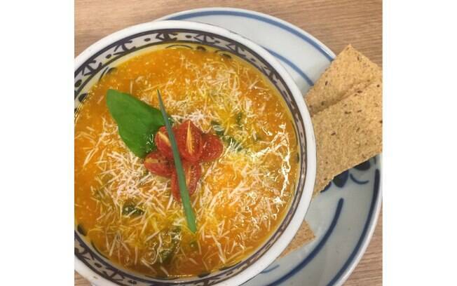 A sopa de quinoa com tomate assado, além de ajudar a combater a gripe, é vegana e cheia de proteina