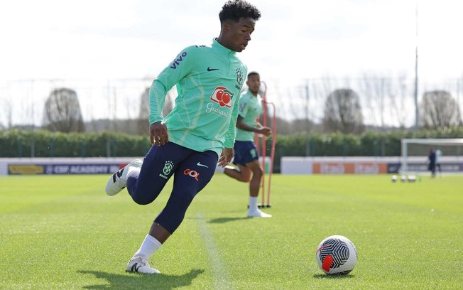 Endrick no último treinamento da- Seleção Brasileira em St Albans, neste domingo (24)