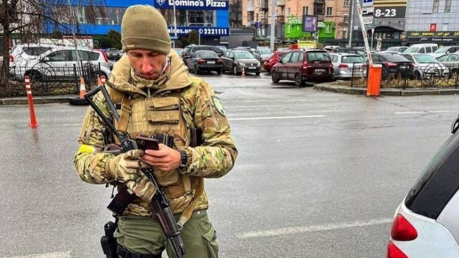 Ex-tenista realiza duas patrulhas por dia para proteger o centro de Kiev contra possíveis invasões