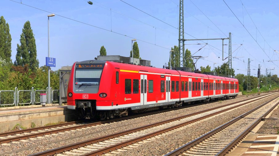 Homem é preso por empurrar adolescente na frente de trem na Alemanha