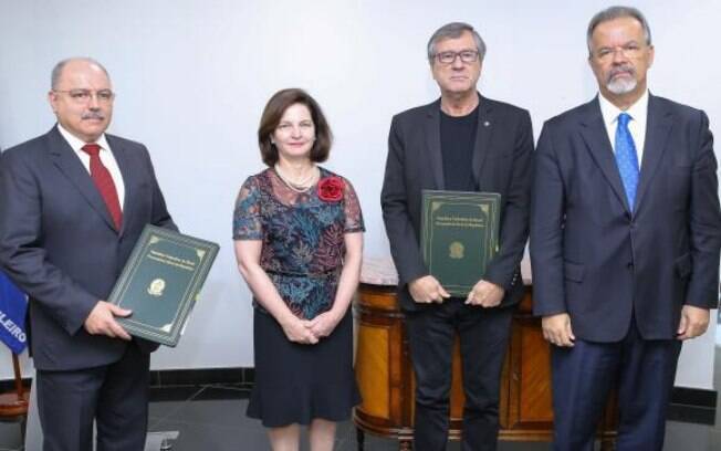 A partir da esquerda: ministro Sérgio Etchegoyen, procuradora-geral da República Raquel Dodge, e os ministros Torquato Jardim e Raul Jungmann. A partir da esquerda: ministro Sérgio Etchegoyen, procuradora-geral da República Raquel Dodge, e os ministros Torquato Jardim e Raul Jungmann.