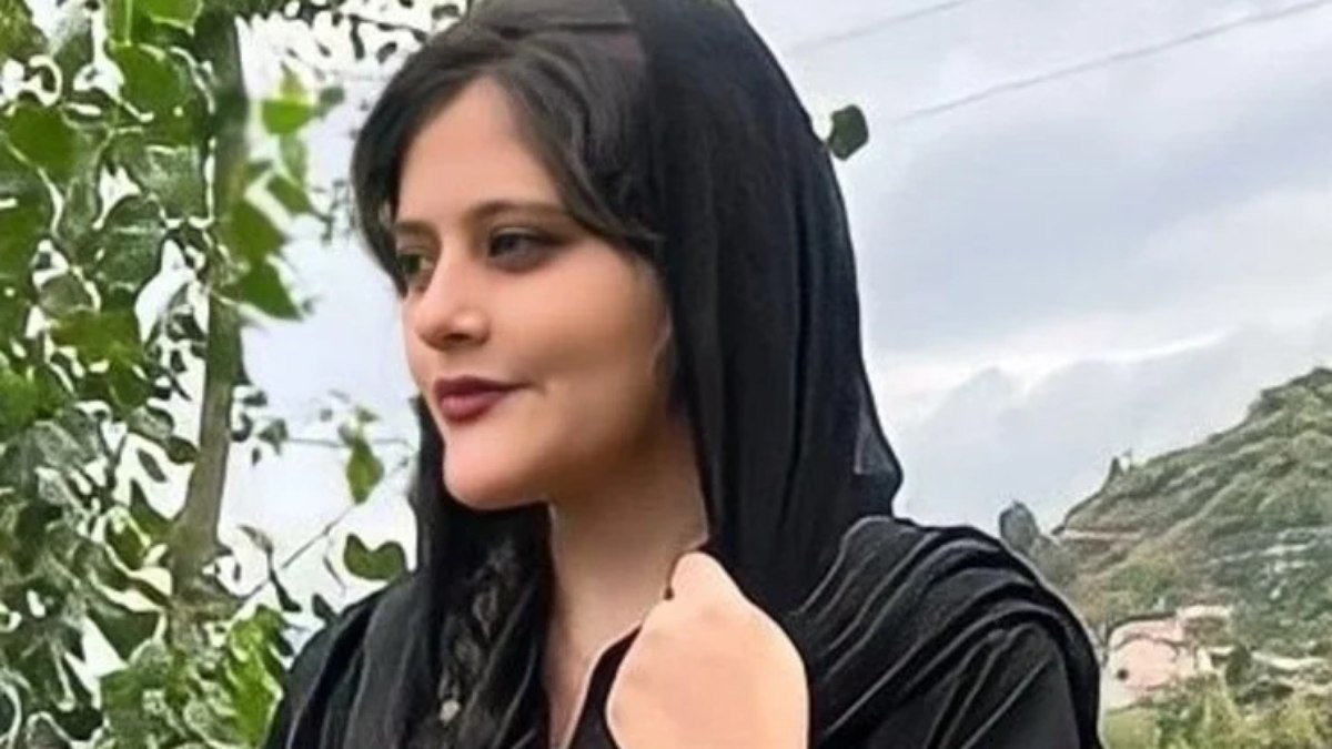 Mahsa Amini, de 22 anos, foi detida por não usar o hijab, véu usado por mulheres islâmicas para cobrir a cabeça