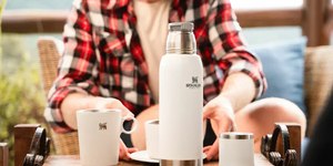 Conheça os copos e garrafas Stanley para as bebidas quentes