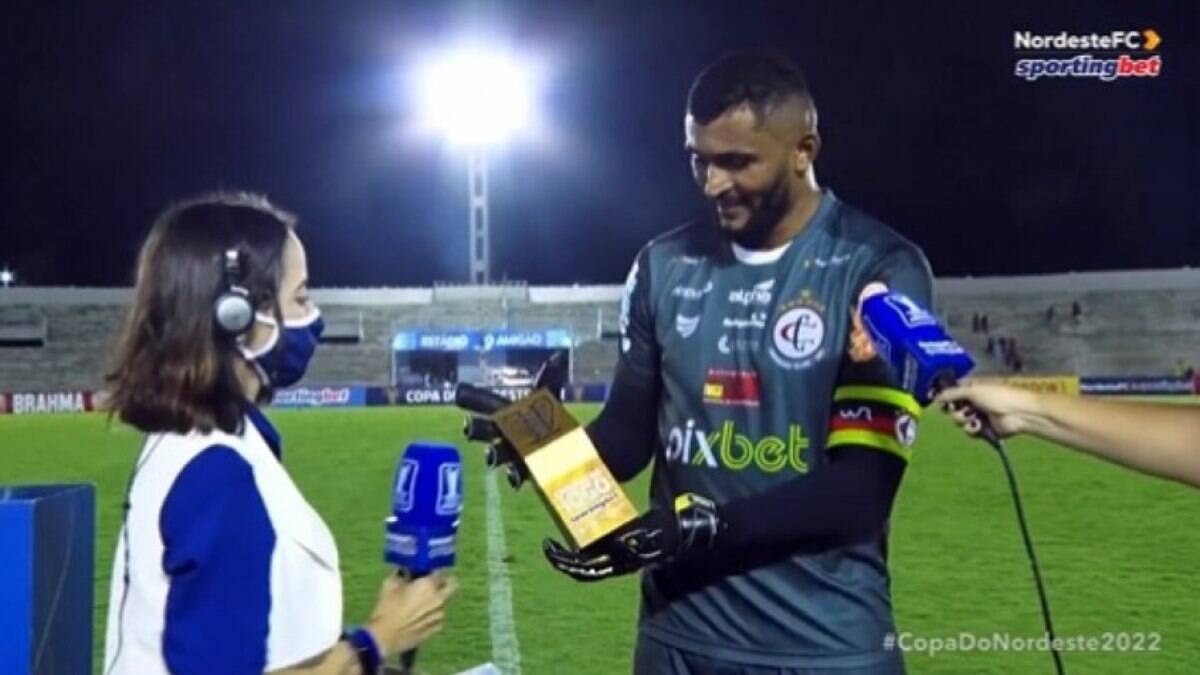 Goleiro dedica prêmio de 'Craque do Jogo' a pai de repórter que passou momentos difíceis pela covid-19