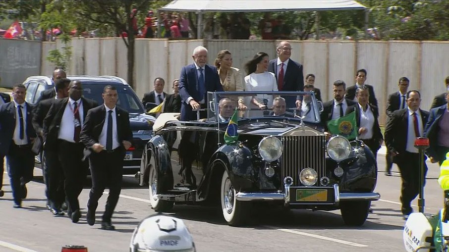 Lula, Janja, Lu Alckmin e Geraldo Alckmin desfilam em carro aberto