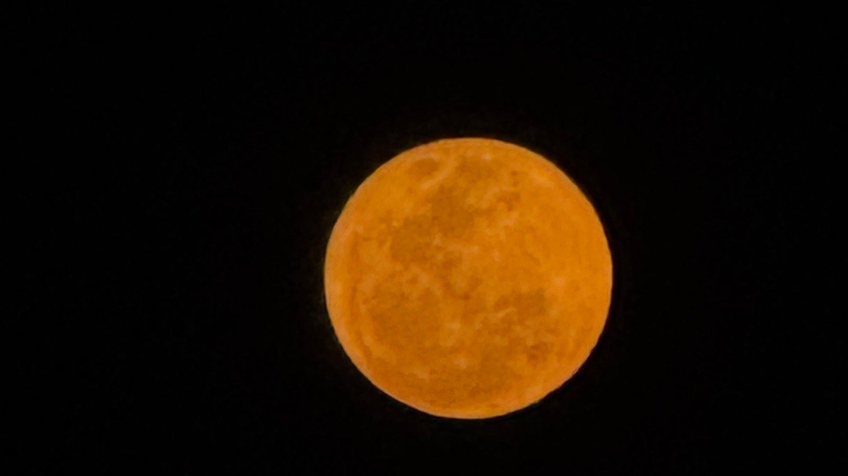 A superlua azul — que de azul não teve nada — iluminou o céu na noite de segunda-feira (19) em diversas cidades do Brasil