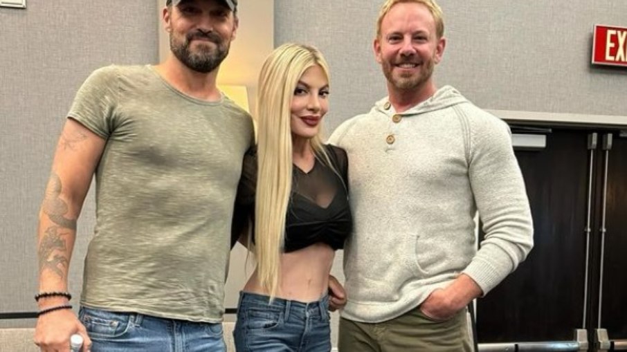 Atriz Tori Spelling postou foto do encontro com outros dois integrantes da icônica série dos anos 1990