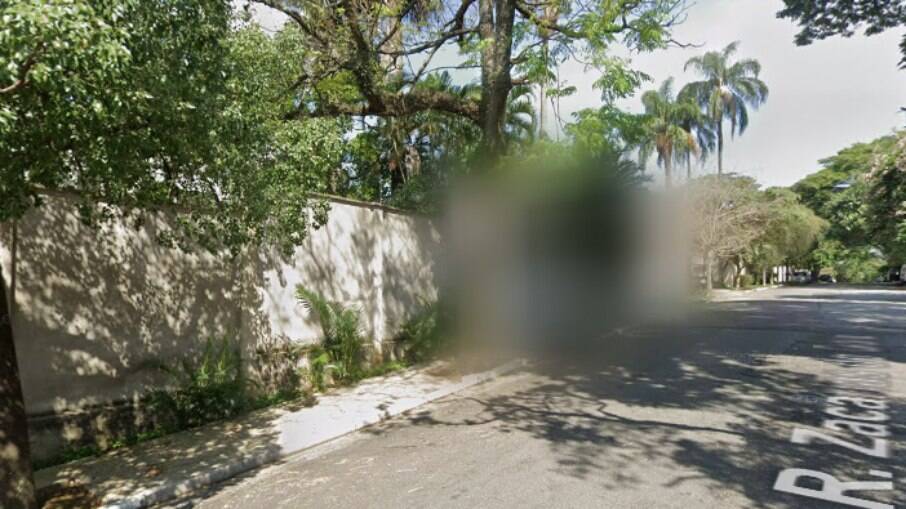 Portão da mansão onde o crime ocorreu em 2002 aparece desfocado no Google Street View
