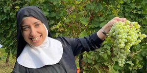"Bonita demais": brasileira perde o cargo de freira após denúncia