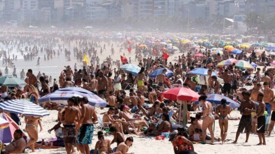 Praias lotadas no Rio viraram cenário comum em meio à pandemia da Covid-19