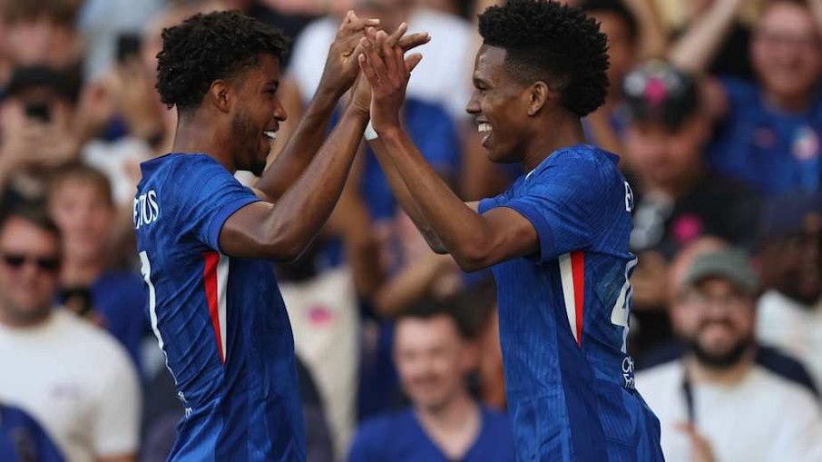 Andrey Santos e Estevão comemoram gol no Chelsea