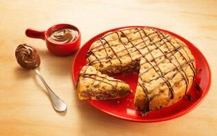 Foto da receita Torta de cookie com creme de avelã pronta.