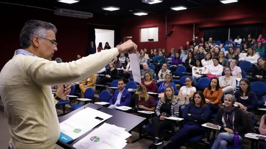 Gustavo Reis discursa para plateia de educadores durante a 3ª Semana Municipal de Educação de Jaguariúna. A iniciativa, realizada em 19 de julho de 2019, teve como foco a capacitação e atualização dos profissionais da rede municipal de ensino. Gustavo Reis discursa para plateia de educadores durante a 3ª Semana Municipal de Educação de Jaguariúna. A iniciativa, realizada em 19 de julho de 2019, teve como foco a capacitação e atualização dos profissionais da rede municipal de ensino.