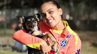 Cachorrinha%20invade%20CT%20e%20vira%20mascote%20da%20Sele%C3%A7%C3%A3o