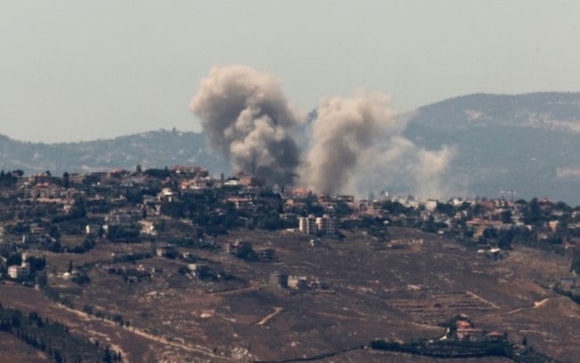 Foto tirada do norte de Israel mostra colunas de fumaça durante bombardeio israelense no sul do Líbano, em 25 de junho de 2024, em meio ao fogo cruzado entre tropas israelenses e combatentes do Hezbollah