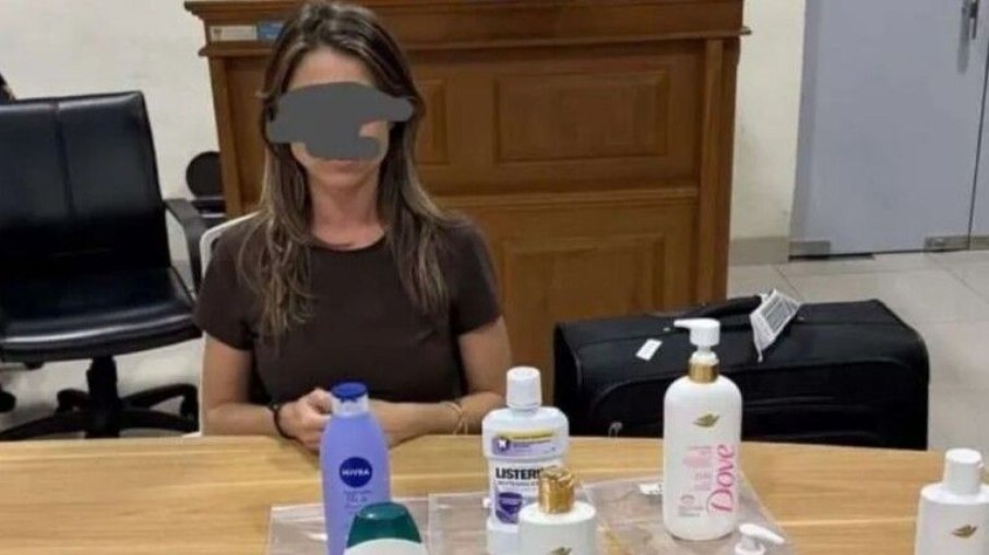 Droga estava escondida em frascos de xampu e cosméticos na bagagem Droga estava escondida em frascos de xampu e cosméticos na bagagem