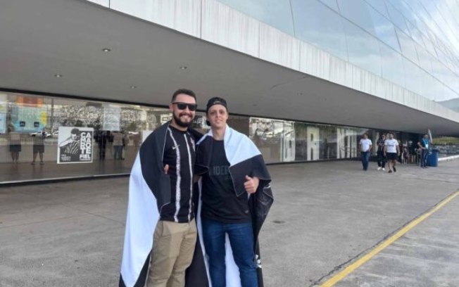 Luís Fernando Padilha (primeiro da esquerda para direita) veio com amigos do interior do Paraná, para assistir ao Corinthians