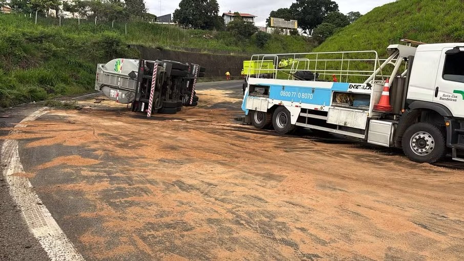 Carreta tomba e interdita alça de acesso em rodovia de Campinas Carreta tomba e interdita alça de acesso em rodovia de Campinas