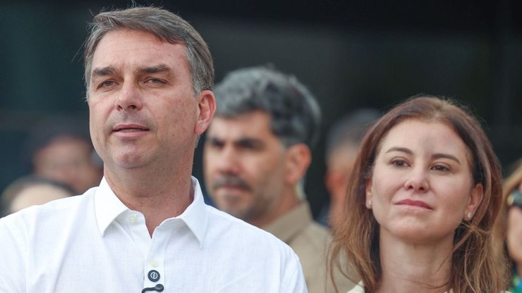 Flávio Bolsonaro muda de voto e diz que apoia fim da escala 6x1