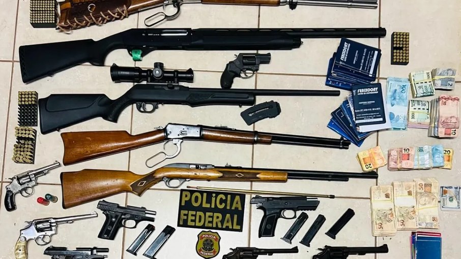 Armas e munições apreendidas durante operação da Polícia Federal no Mato Grosso do Sul