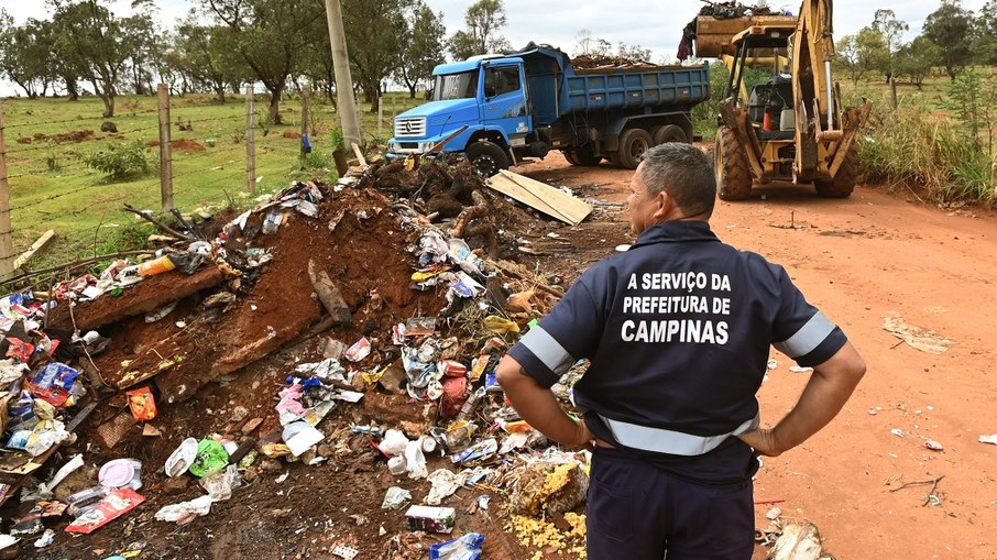 A retirada de descarte irregular de resíduos é feita no Jardim São Domingos.