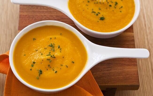 Veja a receita completa da sopa de purê de cenoura e gengibre