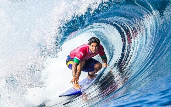 Medina e João “Chumbinho” brilham e avançam nas quartas de final do surfe olímpico