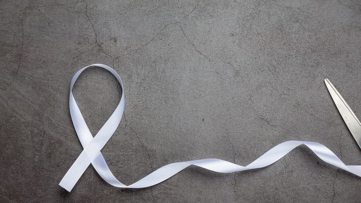 Influenciador é flagrado agredindo namorada