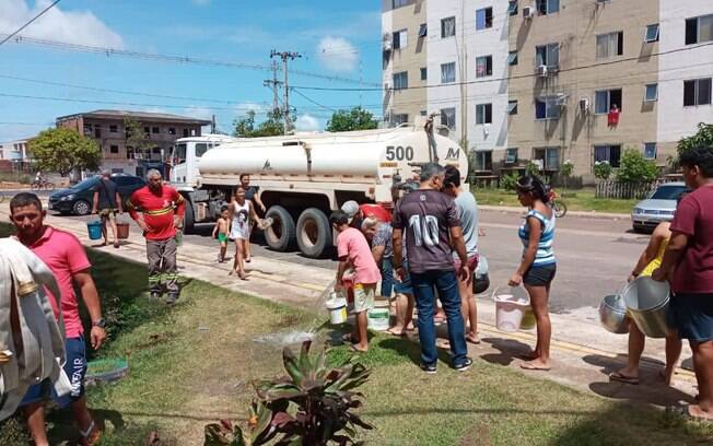 Na última sexta-feira (6), prefeitura de Macapá utilizou caminhões-pipa para auxiliar população