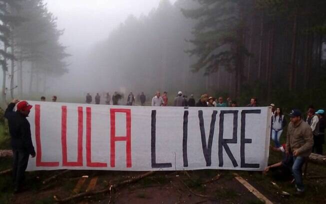 Manifestantes do MST bloqueiam rodovias em vários estados do Brasil em protesto à prisão de Lula