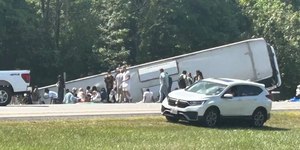 Ônibus de turismo cai em vala e deixa mortos em NY