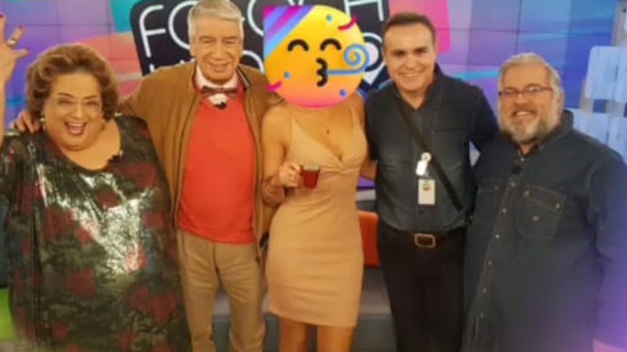 Caco Rodrigues tampa o rosto de Lívia Andrade em foto de equipe do Fofocalizando