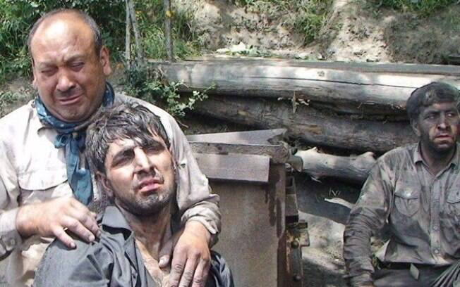 Mídia local relata que dezenas de mineiros já foram resgatados após explosão de mina de carvão em Azadshahr